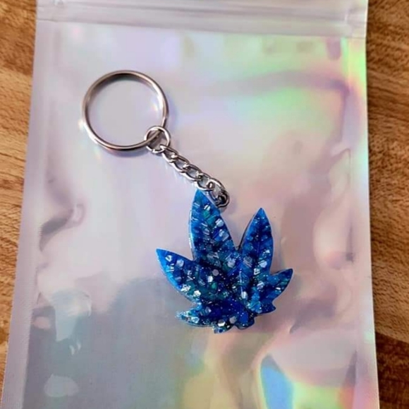 Mini Pot Leaf Keychains - Picture 3 of 3